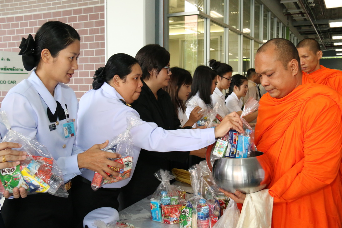 ทำบุญตักบาตร ข้าวสาร อาหารแห้ง พระสงฆ์ ๙ รูป — 25 เมษายน 2025 — สถาบันเทคโนโลยีจิตรลดา CDTI
