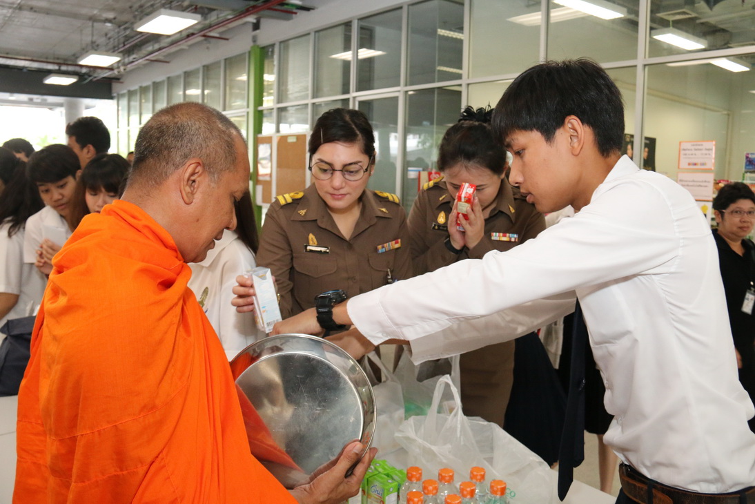 ทำบุญตักบาตร ข้าวสาร อาหารแห้ง พระสงฆ์ ๙ รูป — 25 เมษายน 2025 — สถาบันเทคโนโลยีจิตรลดา CDTI