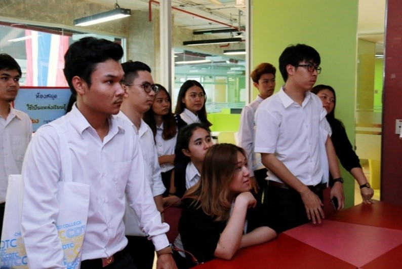 นักศึกษาคณะสถาปัตยกรรม มหาวิทยาลัยนเรศวร ชั้นปีที่ 4 เข้าเยี่ยมชมห้องสมุดและศึกษาดูงานการออกแบบอาคาร — 20 พฤษภาคม 2025 — สถาบันเทคโนโลยีจิตรลดา CDTI