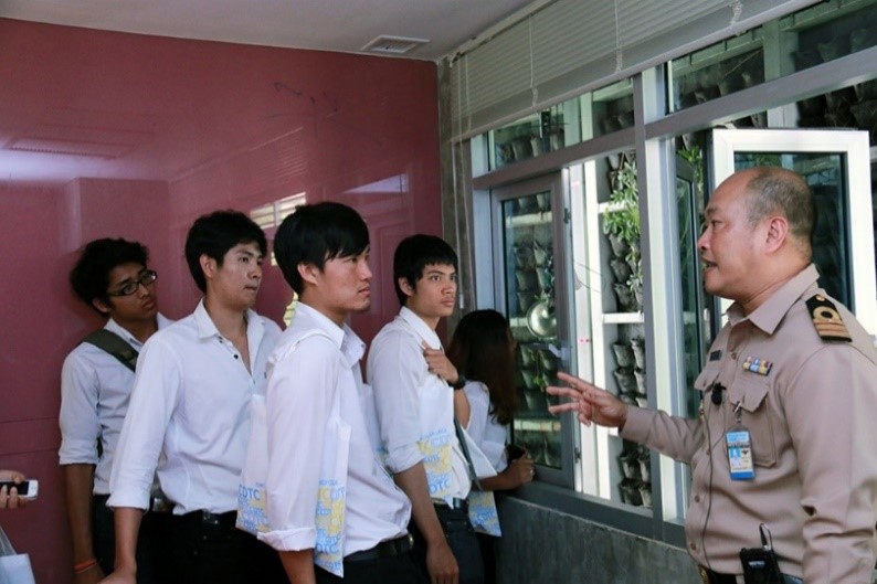 นักศึกษาคณะสถาปัตยกรรม มหาวิทยาลัยนเรศวร ชั้นปีที่ 4 เข้าเยี่ยมชมห้องสมุดและศึกษาดูงานการออกแบบอาคาร — 20 พฤษภาคม 2025 — สถาบันเทคโนโลยีจิตรลดา CDTI