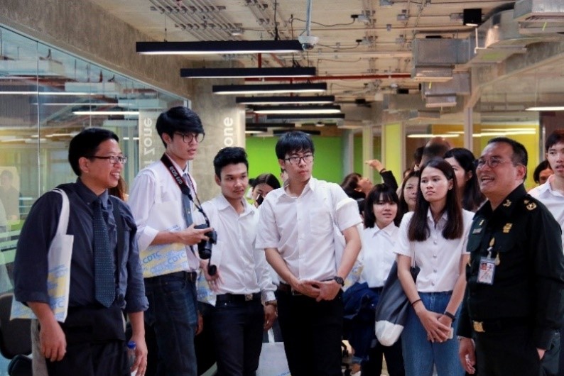 นักศึกษาคณะสถาปัตยกรรม มหาวิทยาลัยนเรศวร ชั้นปีที่ 4 เข้าเยี่ยมชมห้องสมุดและศึกษาดูงานการออกแบบอาคาร — 20 พฤษภาคม 2025 — สถาบันเทคโนโลยีจิตรลดา CDTI