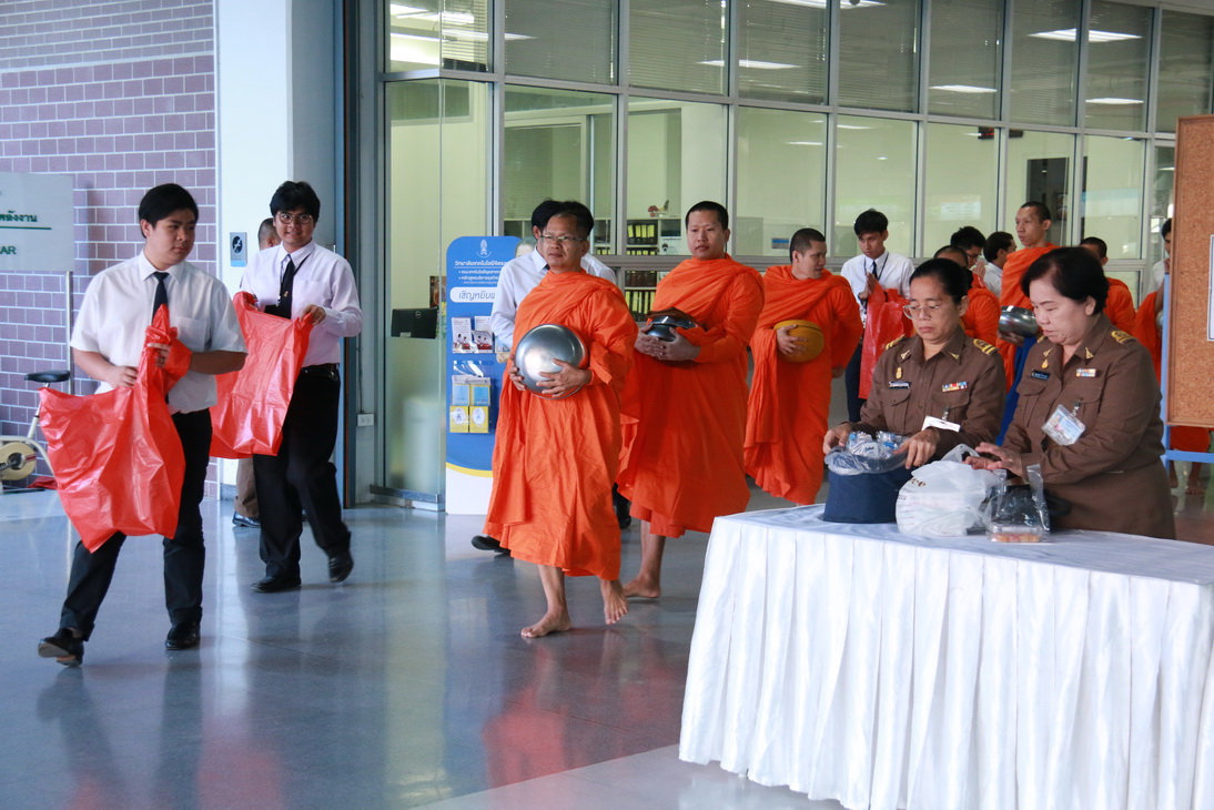 ทำบุญตักบาตร ในเดือนมีนาคม — 2 พฤษภาคม 2025 — สถาบันเทคโนโลยีจิตรลดา CDTI