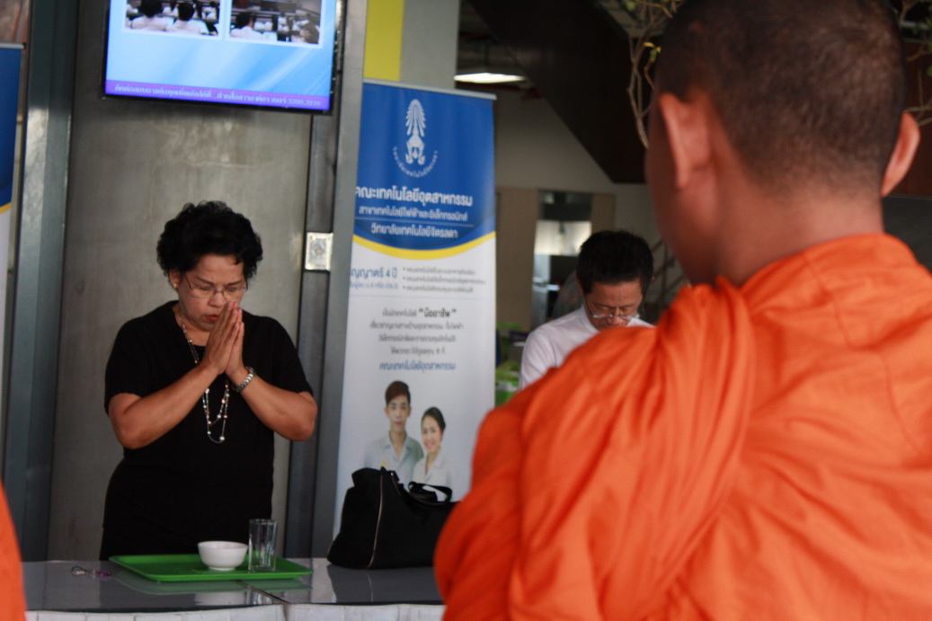 ร่วมทำบุญตักบาตร — 2 พฤษภาคม 2025 — สถาบันเทคโนโลยีจิตรลดา CDTI