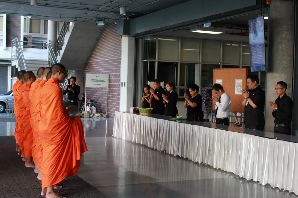ร่วมทำบุญตักบาตร — 2 พฤษภาคม 2025 — สถาบันเทคโนโลยีจิตรลดา CDTI