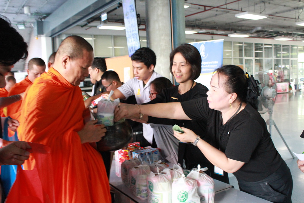 ร่วมทำบุญตักบาตร — 2 พฤษภาคม 2025 — สถาบันเทคโนโลยีจิตรลดา CDTI