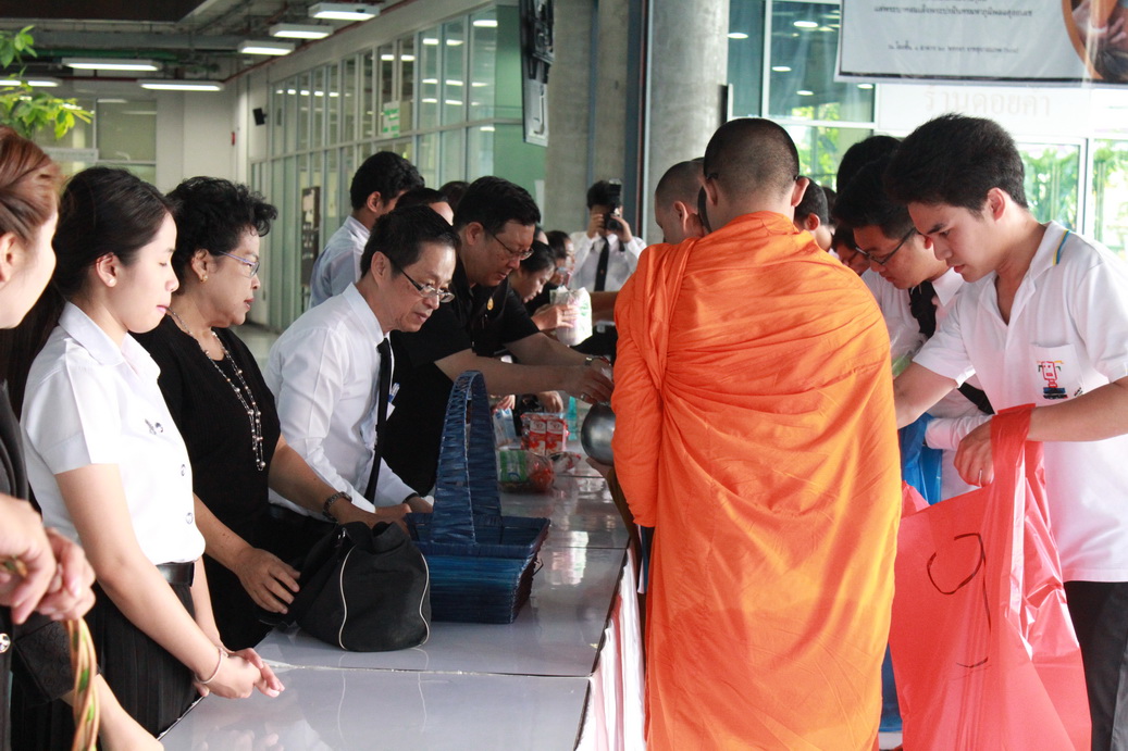 ร่วมทำบุญตักบาตร — 2 พฤษภาคม 2025 — สถาบันเทคโนโลยีจิตรลดา CDTI