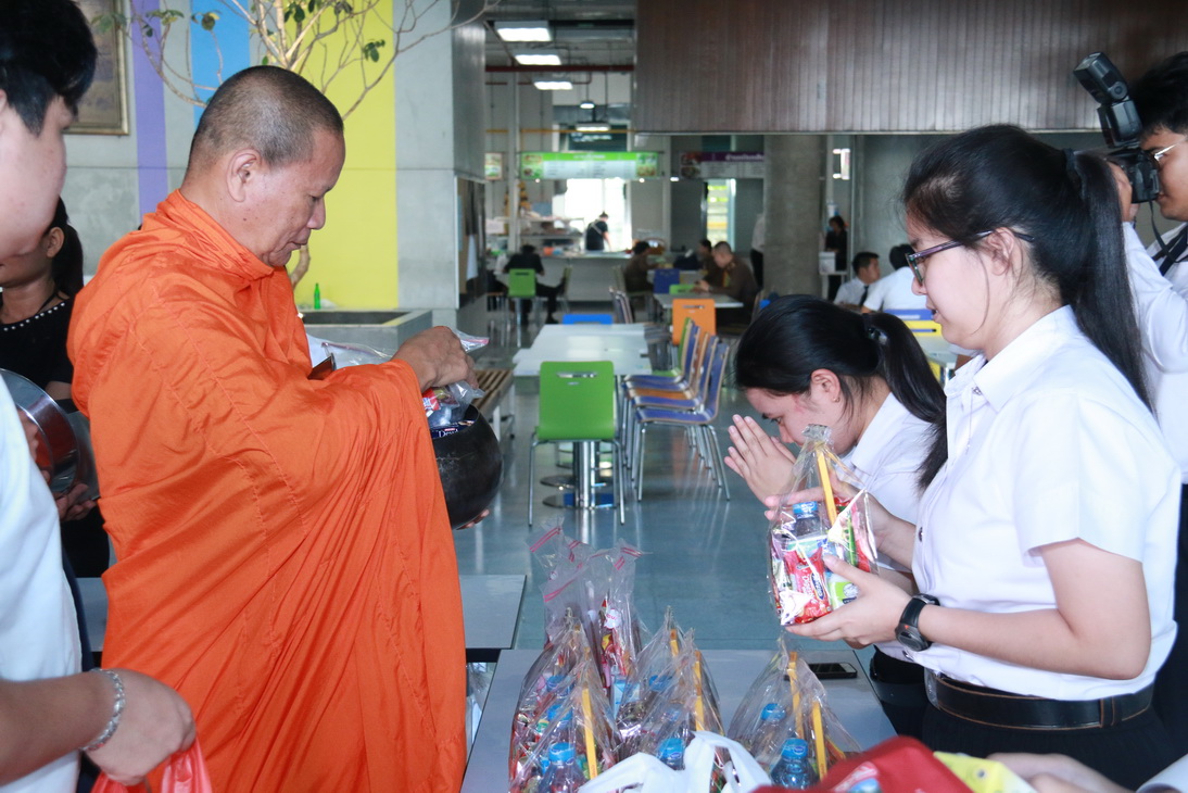 ร่วมทำบุญตักบาตร — 2 พฤษภาคม 2025 — สถาบันเทคโนโลยีจิตรลดา CDTI