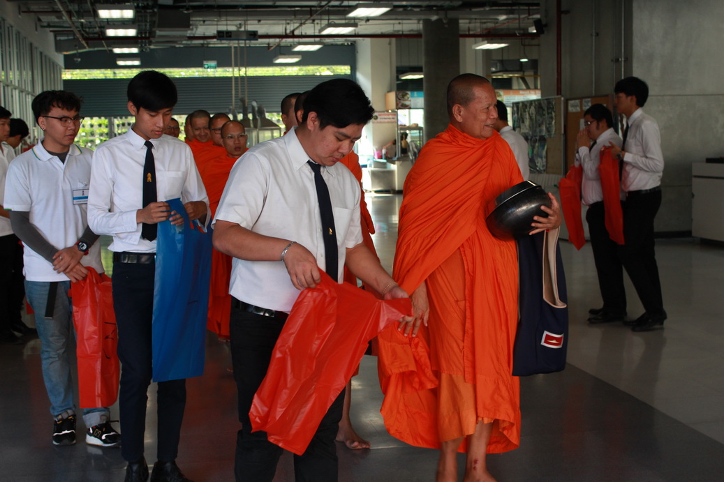 ร่วมทำบุญตักบาตร — 2 พฤษภาคม 2025 — สถาบันเทคโนโลยีจิตรลดา CDTI