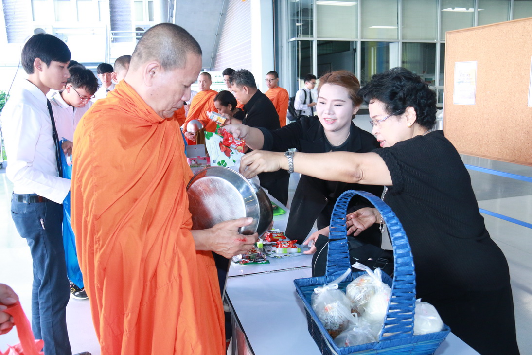 ร่วมทำบุญตักบาตร — 2 พฤษภาคม 2025 — สถาบันเทคโนโลยีจิตรลดา CDTI