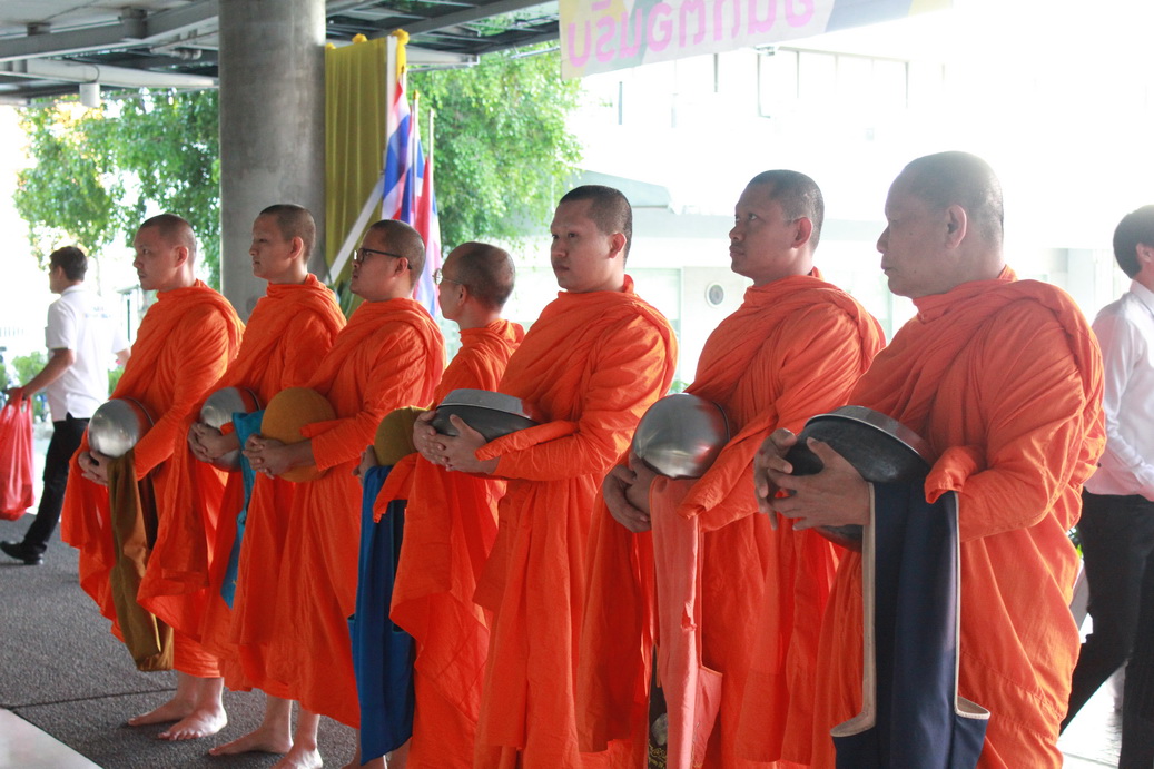 ร่วมทำบุญตักบาตร — 2 พฤษภาคม 2025 — สถาบันเทคโนโลยีจิตรลดา CDTI