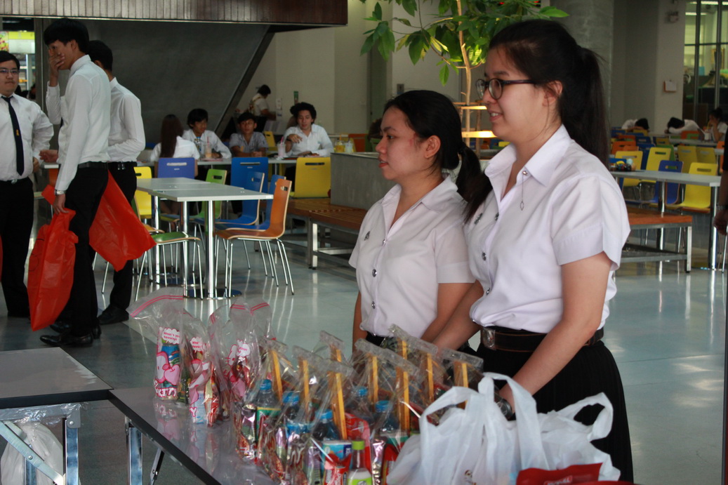 ร่วมทำบุญตักบาตร — 2 พฤษภาคม 2025 — สถาบันเทคโนโลยีจิตรลดา CDTI