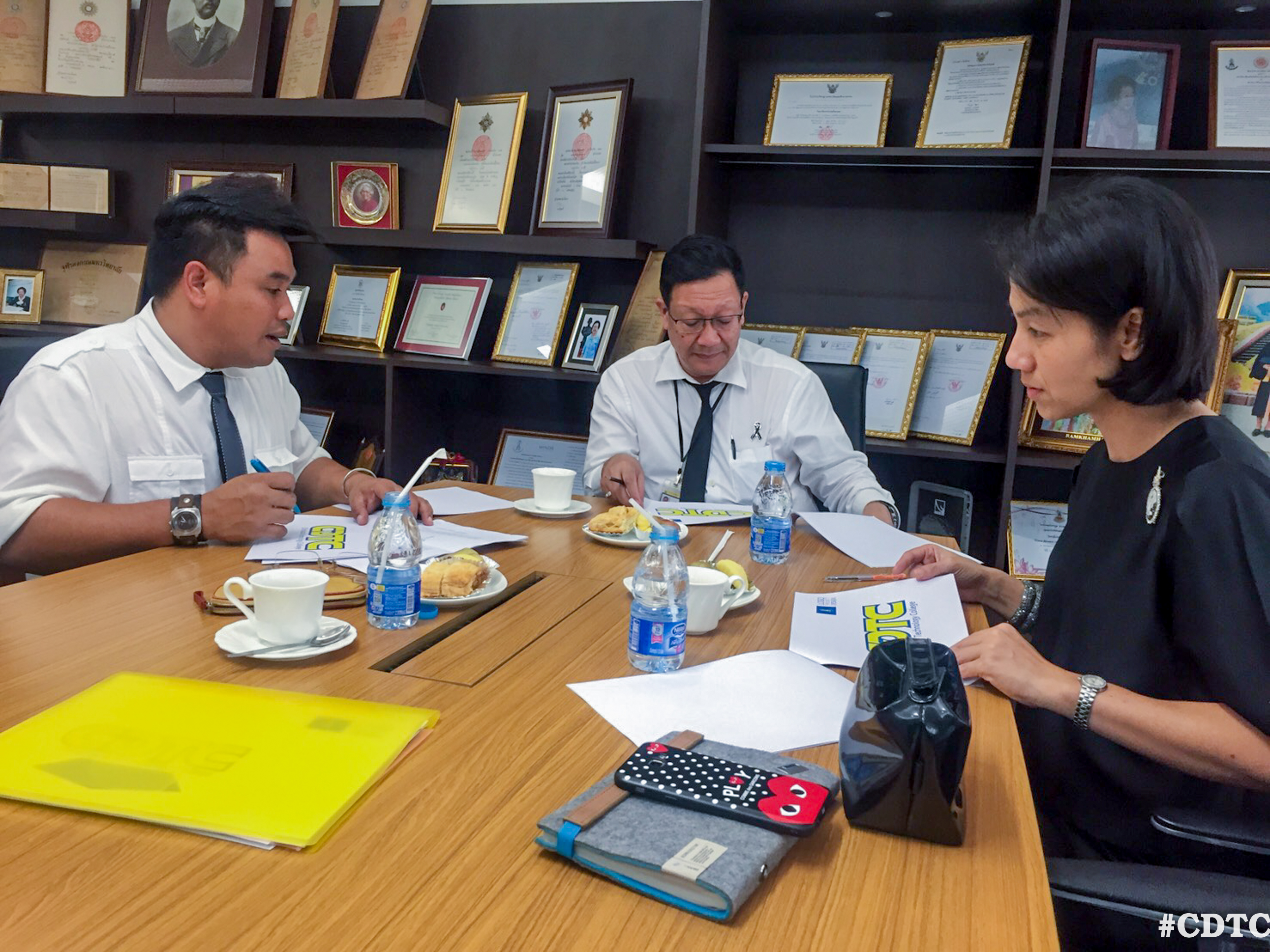 หารือการออกแบบโลโก้ (รอง) — 2 พฤษภาคม 2025 — สถาบันเทคโนโลยีจิตรลดา CDTI