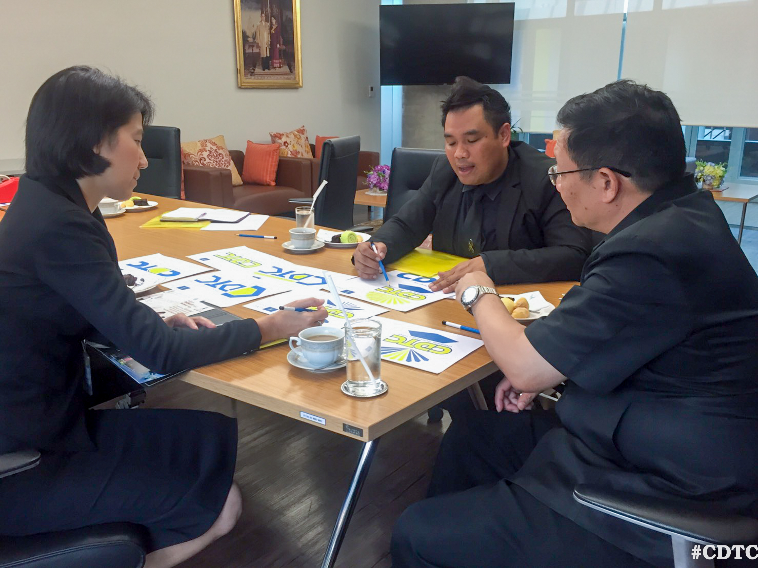 หารือการออกแบบโลโก้ (รอง) — 2 พฤษภาคม 2025 — สถาบันเทคโนโลยีจิตรลดา CDTI