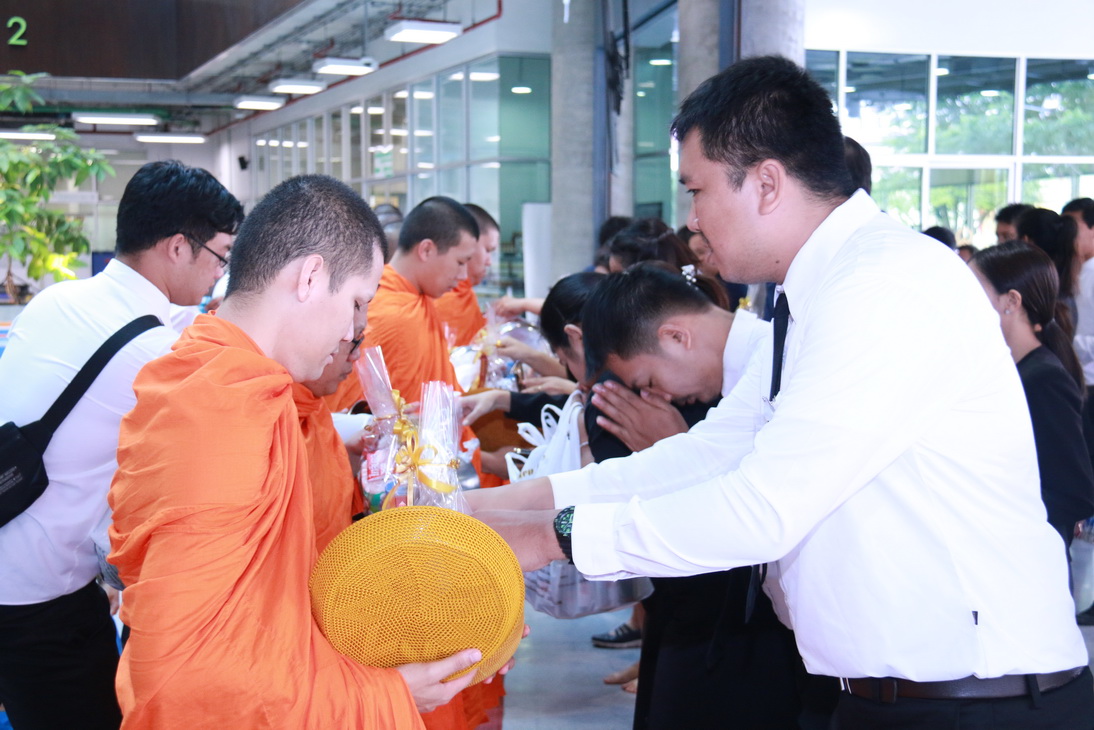ร่วมทำบุญตักบาตรเพื่อถวายเป็นพระราชกุศล และพิธีถวายพระพรชัยมงคล — 2 พฤษภาคม 2025 — สถาบันเทคโนโลยีจิตรลดา CDTI