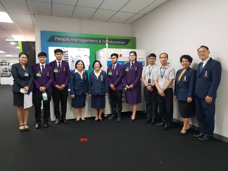 คณะผู้บริหารและนักศึกษาสถาบันเทคโนโลยีจิตรลดา เฝ้ารับเสด็จฯ บริษัท ลูเมนตั้ม อินเตอร์เนชั่นแนล (ประเทศไทย) จำกัด — 5 พฤษภาคม 2025 — สถาบันเทคโนโลยีจิตรลดา CDTI