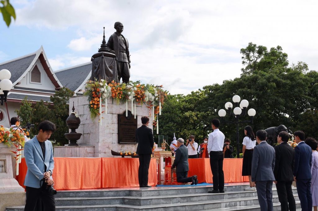 วางพานพุ่มถวายราชสักการะพระบรมราชานุสาวรีย์พระบาทสมเด็จพระจอมเกล้าเจ้าอยู่หัว — 2 พฤษภาคม 2025 — สถาบันเทคโนโลยีจิตรลดา CDTI