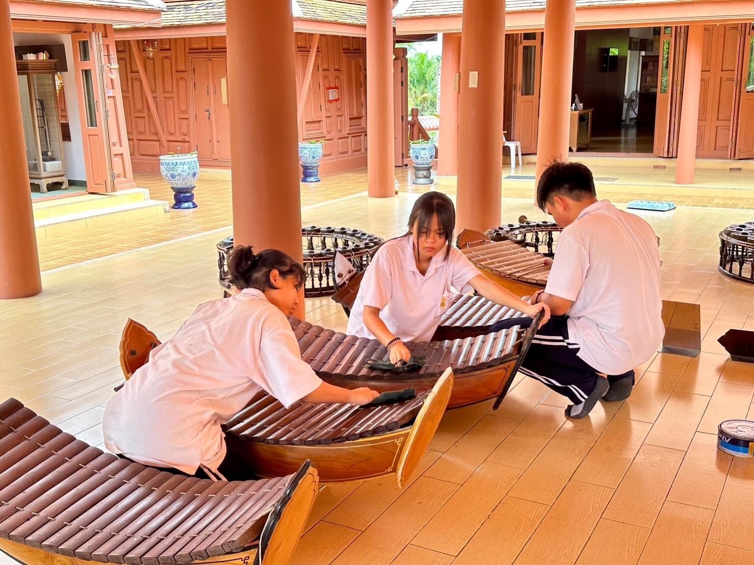 นักเรียนสาขาการสร้างเครื่องดนตรีไทย บริการวิชาการ — 2 พฤษภาคม 2025 — สถาบันเทคโนโลยีจิตรลดา CDTI