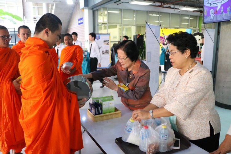 ทำบุญตักบาตรพระสงฆ์จากวัดเบญจมบพิตรดุสิตวนาราม — 5 พฤษภาคม 2025 — สถาบันเทคโนโลยีจิตรลดา CDTI
