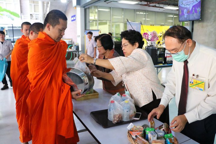 ทำบุญตักบาตรพระสงฆ์จากวัดเบญจมบพิตรดุสิตวนาราม — 5 พฤษภาคม 2025 — สถาบันเทคโนโลยีจิตรลดา CDTI