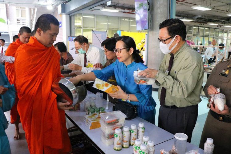 ทำบุญตักบาตรพระสงฆ์จากวัดเบญจมบพิตรดุสิตวนาราม — 5 พฤษภาคม 2025 — สถาบันเทคโนโลยีจิตรลดา CDTI