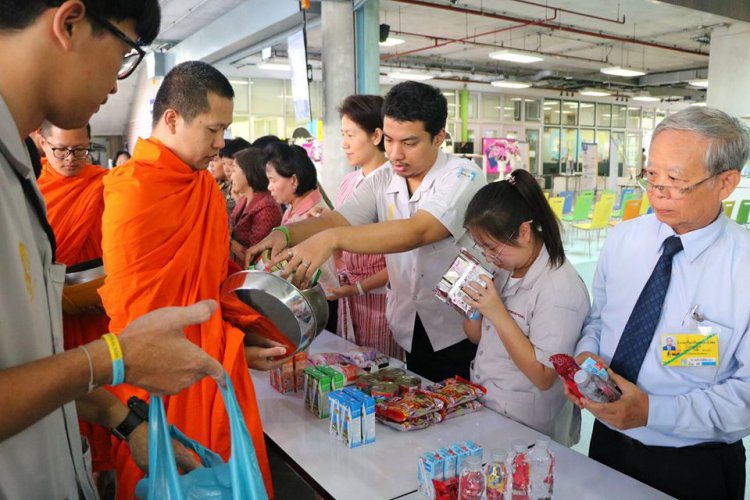 ทำบุญตักบาตรพระสงฆ์จากวัดเบญจมบพิตรดุสิตวนาราม — 5 พฤษภาคม 2025 — สถาบันเทคโนโลยีจิตรลดา CDTI