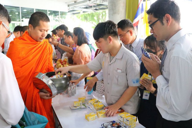 ทำบุญตักบาตรพระสงฆ์จากวัดเบญจมบพิตรดุสิตวนาราม — 5 พฤษภาคม 2025 — สถาบันเทคโนโลยีจิตรลดา CDTI