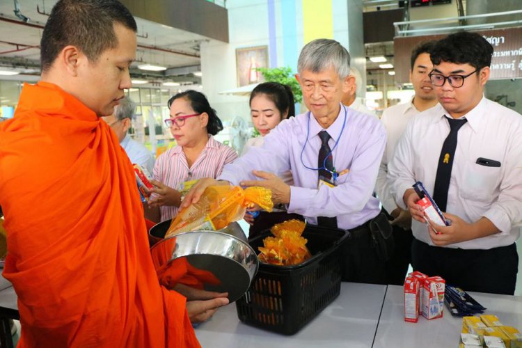 ทำบุญตักบาตรพระสงฆ์จากวัดเบญจมบพิตรดุสิตวนาราม — 5 พฤษภาคม 2025 — สถาบันเทคโนโลยีจิตรลดา CDTI
