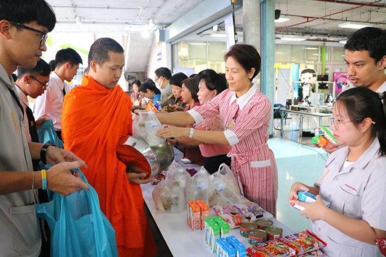 ทำบุญตักบาตรพระสงฆ์จากวัดเบญจมบพิตรดุสิตวนาราม — 5 พฤษภาคม 2025 — สถาบันเทคโนโลยีจิตรลดา CDTI