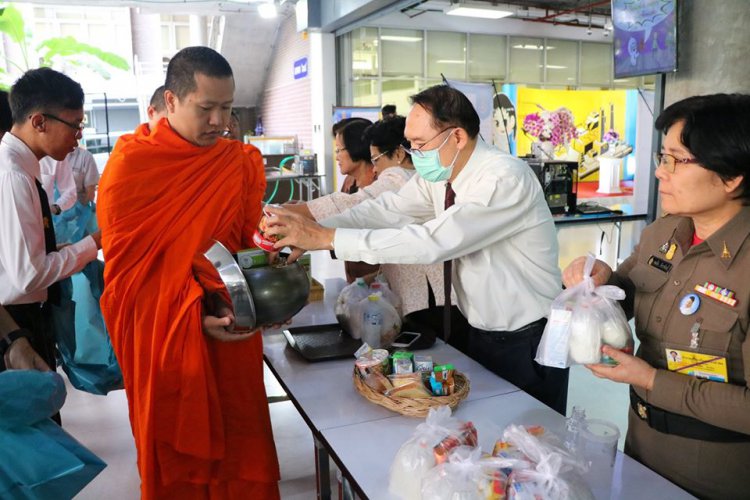 ทำบุญตักบาตรพระสงฆ์จากวัดเบญจมบพิตรดุสิตวนาราม — 5 พฤษภาคม 2025 — สถาบันเทคโนโลยีจิตรลดา CDTI