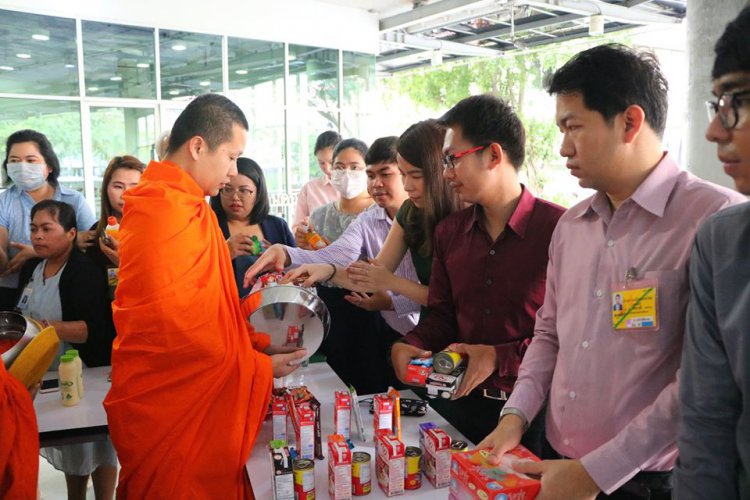 ทำบุญตักบาตรพระสงฆ์จากวัดเบญจมบพิตรดุสิตวนาราม — 5 พฤษภาคม 2025 — สถาบันเทคโนโลยีจิตรลดา CDTI