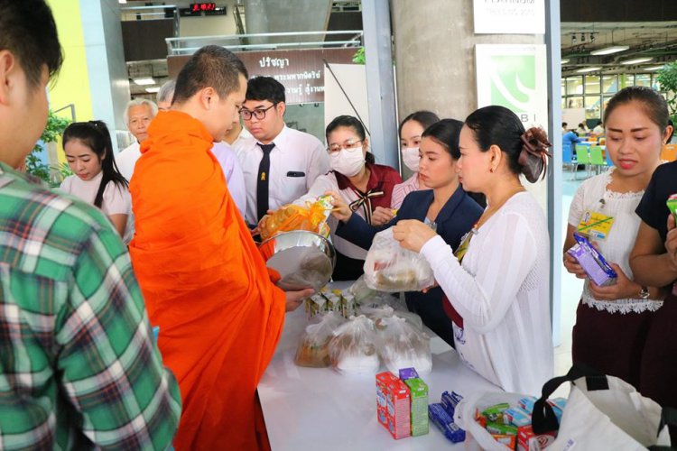 ทำบุญตักบาตรพระสงฆ์จากวัดเบญจมบพิตรดุสิตวนาราม — 5 พฤษภาคม 2025 — สถาบันเทคโนโลยีจิตรลดา CDTI