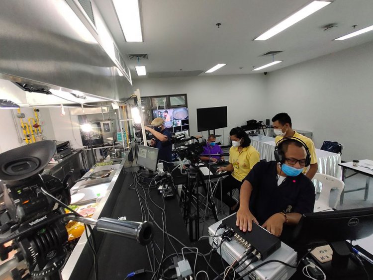 บรรยากาศเบื้องหลังการเตรียมการถ่ายทอดสด "คอร์สสอนทำอาหารออนไลน์" — 6 พฤษภาคม 2025 — สถาบันเทคโนโลยีจิตรลดา CDTI