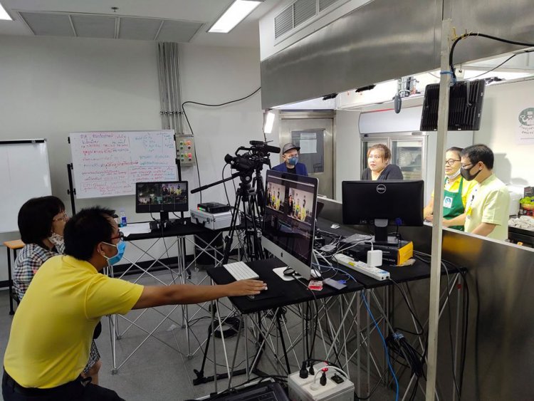 บรรยากาศเบื้องหลังการเตรียมการถ่ายทอดสด "คอร์สสอนทำอาหารออนไลน์" — 6 พฤษภาคม 2025 — สถาบันเทคโนโลยีจิตรลดา CDTI