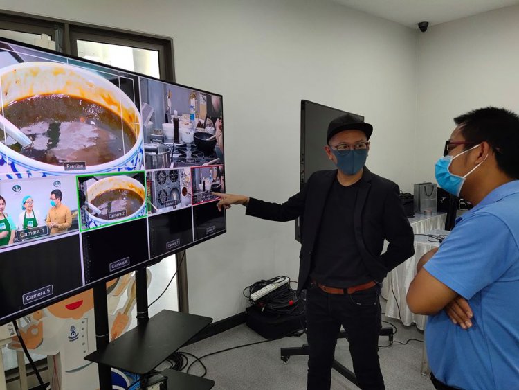 บรรยากาศเบื้องหลังการเตรียมการถ่ายทอดสด "คอร์สสอนทำอาหารออนไลน์" — 6 พฤษภาคม 2025 — สถาบันเทคโนโลยีจิตรลดา CDTI
