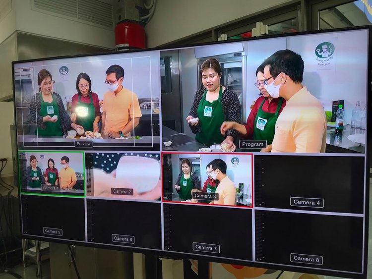 บรรยากาศเบื้องหลังการเตรียมการถ่ายทอดสด "คอร์สสอนทำอาหารออนไลน์" — 6 พฤษภาคม 2025 — สถาบันเทคโนโลยีจิตรลดา CDTI