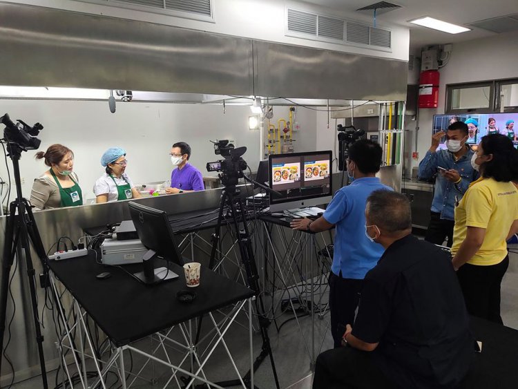 บรรยากาศเบื้องหลังการเตรียมการถ่ายทอดสด "คอร์สสอนทำอาหารออนไลน์" — 6 พฤษภาคม 2025 — สถาบันเทคโนโลยีจิตรลดา CDTI