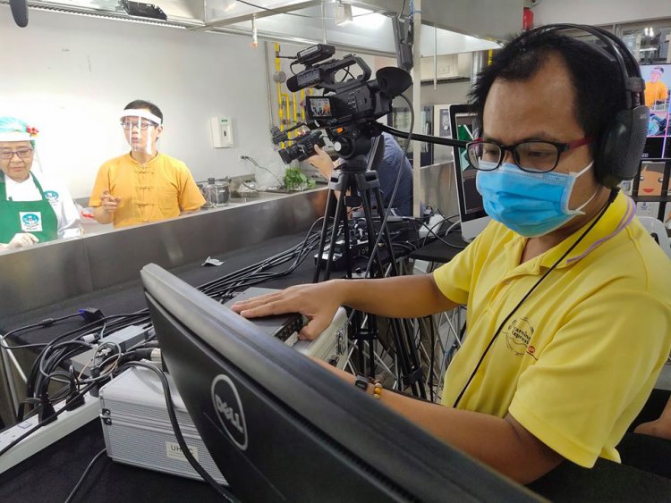 บรรยากาศเบื้องหลังการเตรียมการถ่ายทอดสด "คอร์สสอนทำอาหารออนไลน์" — 6 พฤษภาคม 2025 — สถาบันเทคโนโลยีจิตรลดา CDTI