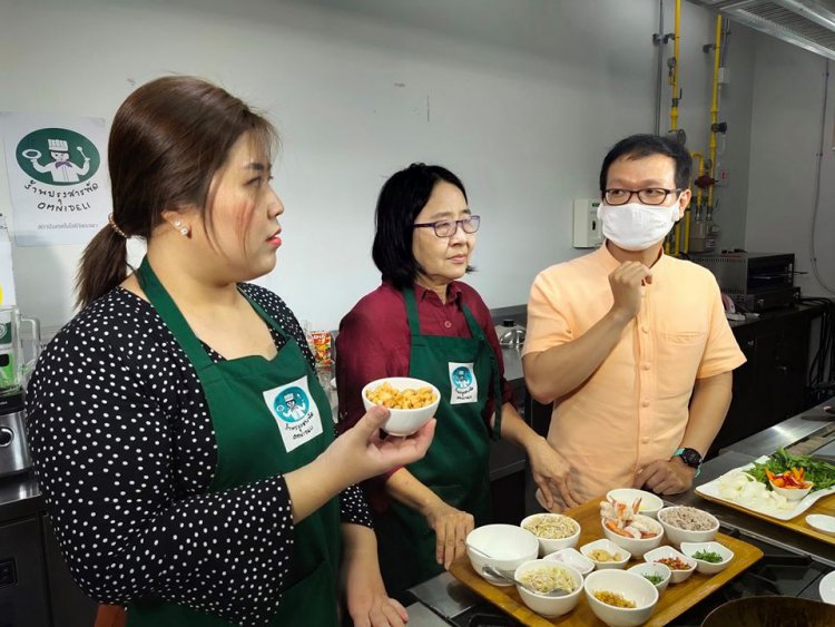 บรรยากาศเบื้องหลังการเตรียมการถ่ายทอดสด "คอร์สสอนทำอาหารออนไลน์" — 6 พฤษภาคม 2025 — สถาบันเทคโนโลยีจิตรลดา CDTI