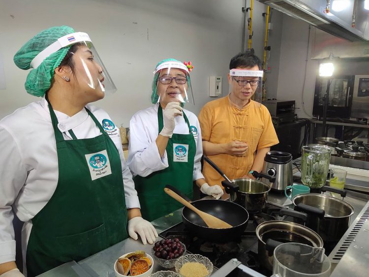 บรรยากาศเบื้องหลังการเตรียมการถ่ายทอดสด "คอร์สสอนทำอาหารออนไลน์" — 6 พฤษภาคม 2025 — สถาบันเทคโนโลยีจิตรลดา CDTI