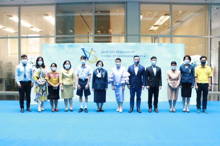 คณะผู้บริหารสถาบันเทคโนโลยีจิตรลดา รับมอบเงินสนับสนุนการศึกษาจาก มูลนิธิวิชัย ศรีวัฒนประภา — 6 พฤษภาคม 2025 — สถาบันเทคโนโลยีจิตรลดา CDTI