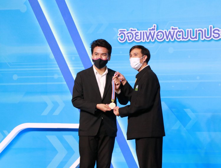 ขอแสดงความยินดี รางวัลเหรียญบรอนซ์ จากการประกวดผลงานนวัตกรรมสายอุดมศึกษา ประจำปี 2563 — 6 พฤษภาคม 2025 — สถาบันเทคโนโลยีจิตรลดา CDTI