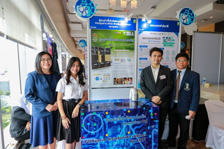 ขอแสดงความยินดี รางวัลเหรียญบรอนซ์ จากการประกวดผลงานนวัตกรรมสายอุดมศึกษา ประจำปี 2563 — 6 พฤษภาคม 2025 — สถาบันเทคโนโลยีจิตรลดา CDTI