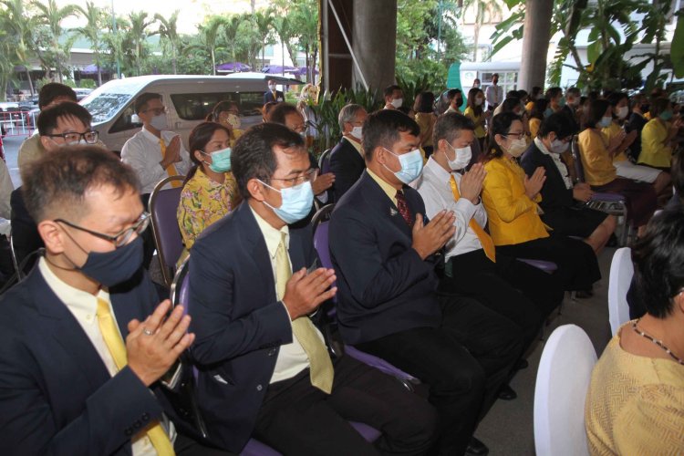 น้อมสำนึกในพระมหากรุณาธิคุณ ทำบุญตักบาตรพระภิกษุสงฆ์ จำนวน 9 รูป เพื่ออุทิศถวายเป็นพระราชกุศล — 8 พฤษภาคม 2025 — สถาบันเทคโนโลยีจิตรลดา CDTI