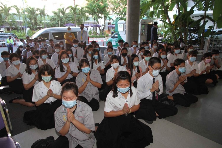 น้อมสำนึกในพระมหากรุณาธิคุณ ทำบุญตักบาตรพระภิกษุสงฆ์ จำนวน 9 รูป เพื่ออุทิศถวายเป็นพระราชกุศล — 8 พฤษภาคม 2025 — สถาบันเทคโนโลยีจิตรลดา CDTI
