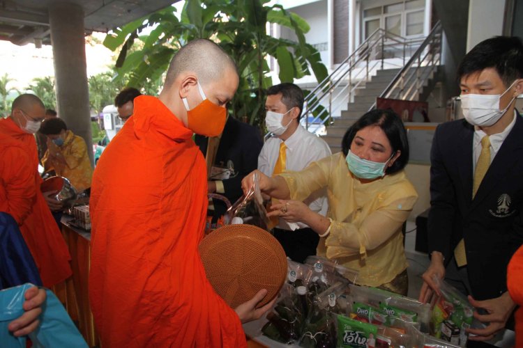 น้อมสำนึกในพระมหากรุณาธิคุณ ทำบุญตักบาตรพระภิกษุสงฆ์ จำนวน 9 รูป เพื่ออุทิศถวายเป็นพระราชกุศล — 8 พฤษภาคม 2025 — สถาบันเทคโนโลยีจิตรลดา CDTI