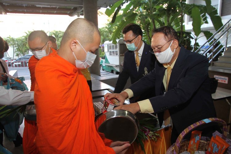 น้อมสำนึกในพระมหากรุณาธิคุณ ทำบุญตักบาตรพระภิกษุสงฆ์ จำนวน 9 รูป เพื่ออุทิศถวายเป็นพระราชกุศล — 8 พฤษภาคม 2025 — สถาบันเทคโนโลยีจิตรลดา CDTI