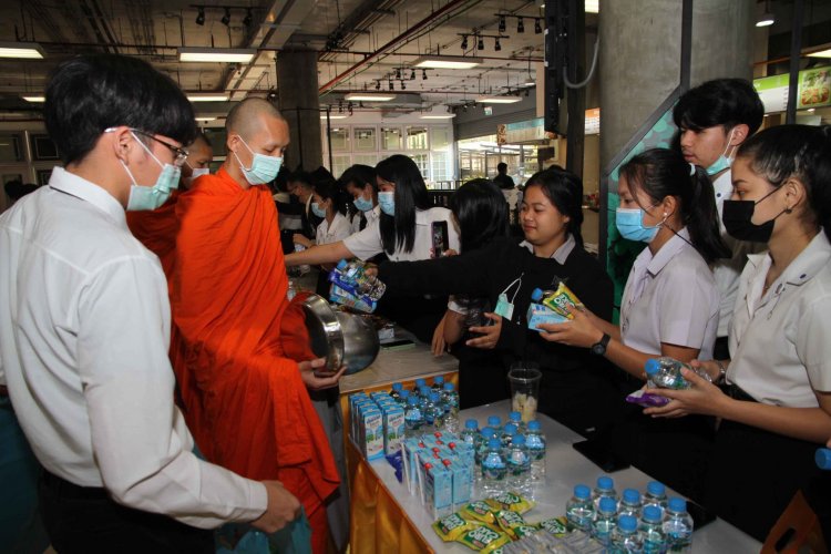 น้อมสำนึกในพระมหากรุณาธิคุณ ทำบุญตักบาตรพระภิกษุสงฆ์ จำนวน 9 รูป เพื่ออุทิศถวายเป็นพระราชกุศล — 8 พฤษภาคม 2025 — สถาบันเทคโนโลยีจิตรลดา CDTI