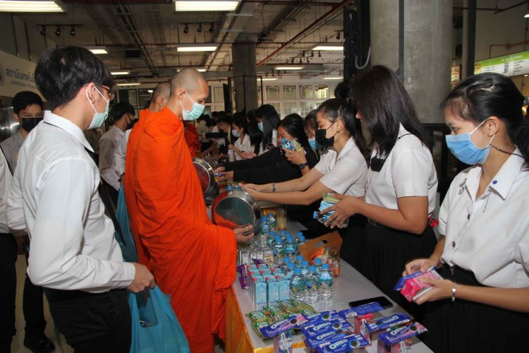 น้อมสำนึกในพระมหากรุณาธิคุณ ทำบุญตักบาตรพระภิกษุสงฆ์ จำนวน 9 รูป เพื่ออุทิศถวายเป็นพระราชกุศล — 8 พฤษภาคม 2025 — สถาบันเทคโนโลยีจิตรลดา CDTI