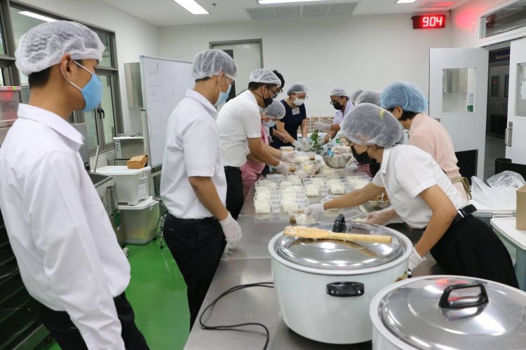 มอบอาหารกล่องแก่บุคลากรทางการแพทย์ — 5 พฤษภาคม 2025 — สถาบันเทคโนโลยีจิตรลดา CDTI