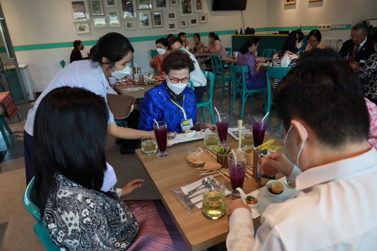 นักศึกษาเชฟอาหารไทย จิตรลดาวิชาชีพทดลองประกอบธุรกิจอาหาร ประจำปีการศึกษา 2564 — 7 พฤษภาคม 2025 — สถาบันเทคโนโลยีจิตรลดา CDTI